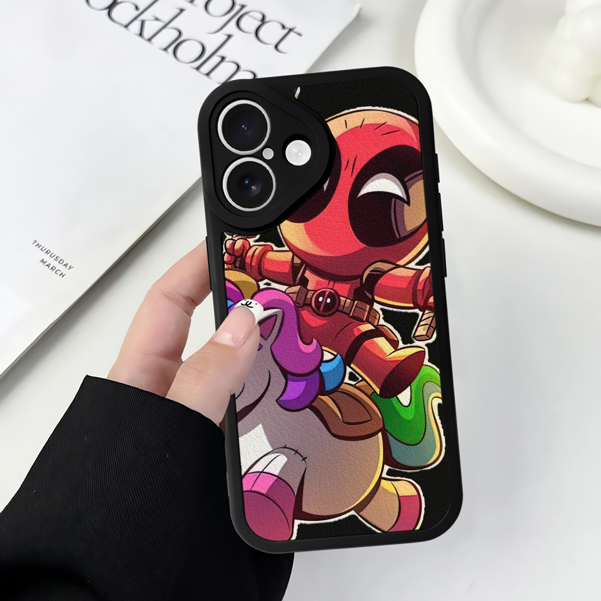 （画像用） Deadpool デッドプール 【iPhone 16シリーズ対応】シリコンスマホケース（レザー調） 材質：シリコン
